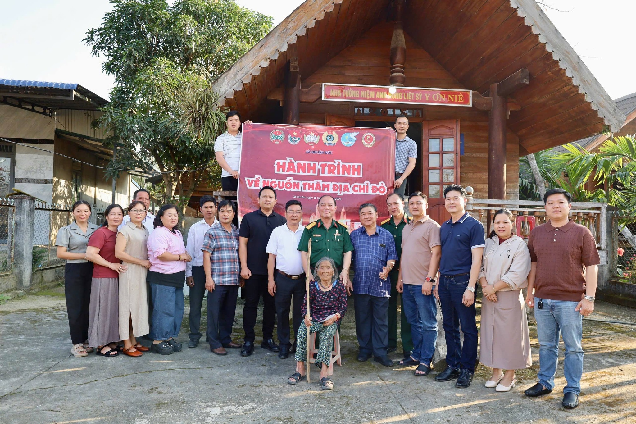 UB MTTQ xã Nhuận Đức (TP. Hồ Chí Minh) tổ chức hoạt động “Về nguồn” tại Khu căn cứ kháng chiến Đăk Tuôr, xã Cư Pui
